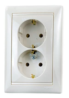 774370, Розетка 2-м СП "Legrand" с/з в сборе слоновая кость Valena 16А